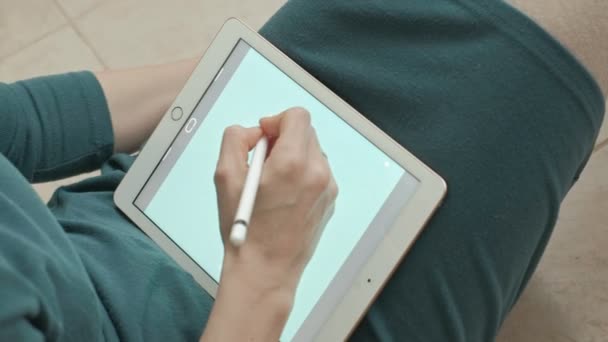 Tekening op de Tablet PC — Stockvideo