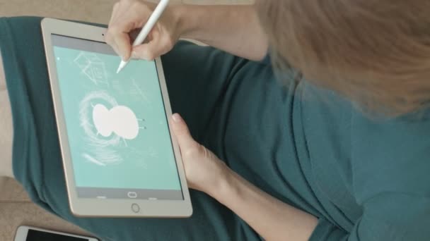 Tekening op de Tablet PC — Stockvideo