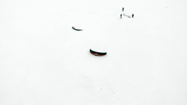 Télen Snowkiting Sportolók Lovagolni Folyó Santa Claus Jelmez — Stock videók