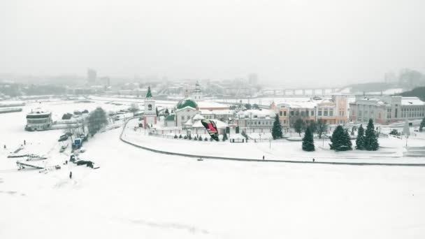 Snowkiting athletes ride on the river in Santa Claus costumes in winter — Stock Video