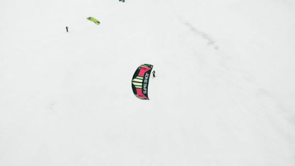 Snowkiting atletas paseo en el río en Santa Claus trajes en invierno — Vídeo de stock