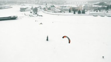 Snowkiting sporcular üzerinde nehir Noel Baba kostümleri kışın yolculuğu
