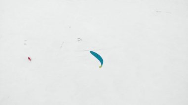 Snowkiting sporcular üzerinde nehir Noel Baba kostümleri kışın yolculuğu