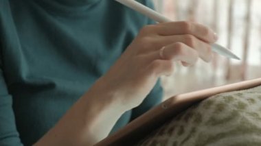 sarı saçlı, yeşil giysili bir genç kadın çizer ekran kalemi tablet, tasarımcı freelancer, yakın çekim