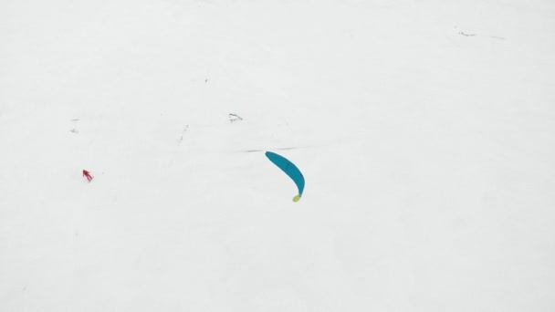 Snowkiting 선수 겨울에 산타 클로스 의상에서 강에 타고 — 비디오