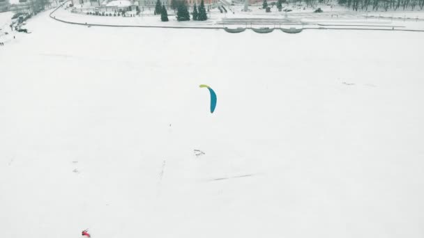 Snowkiting 선수 겨울에 산타 클로스 의상에서 강에 타고 — 비디오