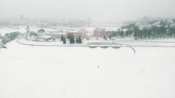 Snowkiting athletes ride on the river in Santa Claus costumes in winter — Stock Video