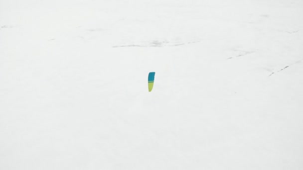 Snowkiting sportowców jeździć na rzece w stroje Mikołaja w zimie — Wideo stockowe