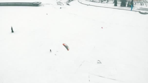 Atletas de snowkiting montam no rio em trajes de Papai Noel no inverno — Vídeo de Stock