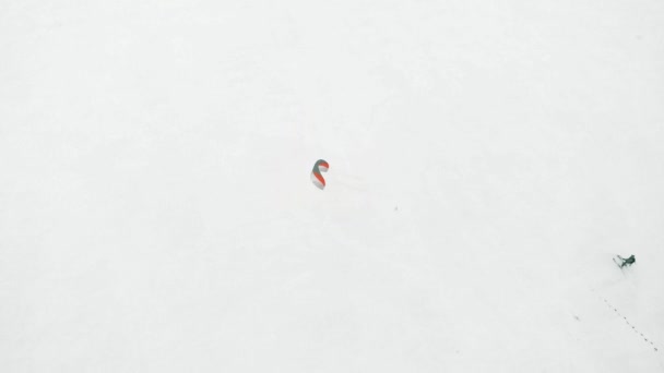 Atletas Snowkiting Passeio Rio Trajes Papai Noel Inverno — Vídeo de Stock