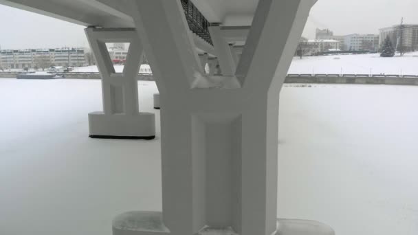 Luchtfoto van de nieuwe brug in de winter — Stockvideo