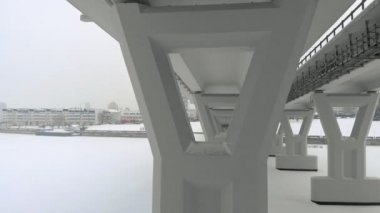 Kışın yeni köprünün havadan görünümü