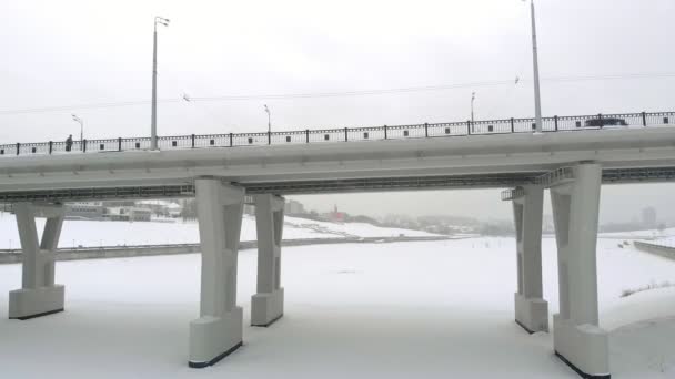 Kışın yeni köprünün havadan görünümü — Stok video
