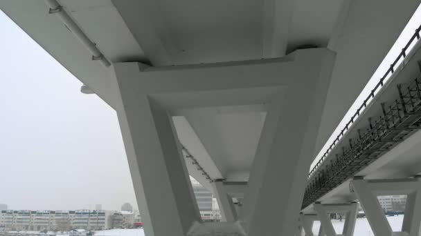 Luchtfoto van de nieuwe brug in de winter — Stockvideo