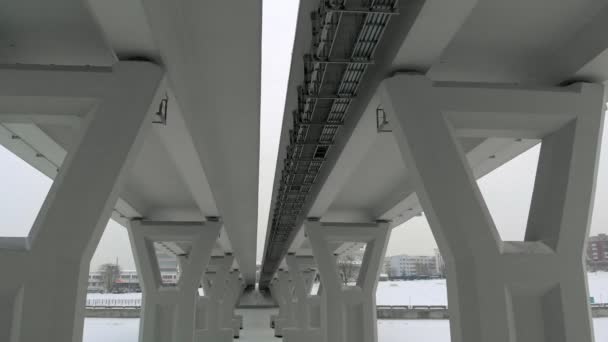 Vista aérea del nuevo puente en invierno — Vídeos de Stock