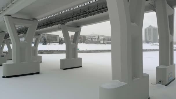 Luftaufnahme der neuen Brücke im Winter — Stockvideo