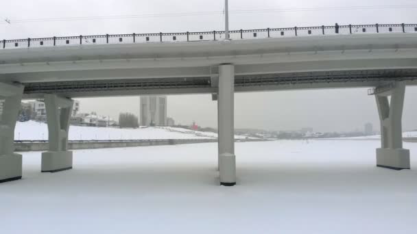Flygfoto över nya bron i vinter — Stockvideo