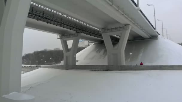 Vista aérea del nuevo puente en invierno — Vídeo de stock