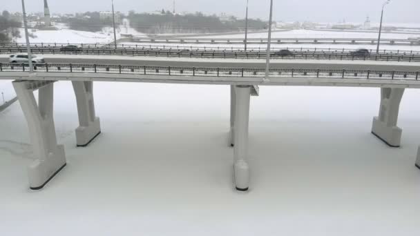 Vista aérea del nuevo puente en invierno — Vídeo de stock