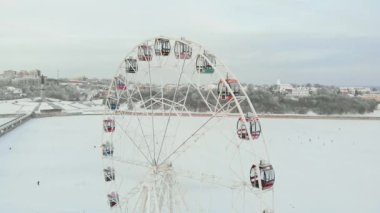 Chebeksary, Rusya - 20 Aralık 2018: şehir, kış, hava video kare, hava görünümünü üzerinde bir dönme dolap