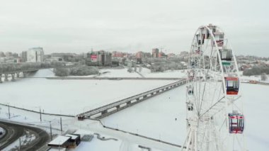 Chebeksary, Rusya - 20 Aralık 2018: şehir, kış, hava video kare, hava görünümünü üzerinde bir dönme dolap