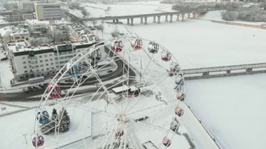 Chebeksary, Rusya - 20 Aralık 2018: şehir, kış, hava video kare, hava görünümünü üzerinde bir dönme dolap