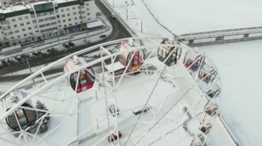 Chebeksary, Rusya - 20 Aralık 2018: şehir, kış, hava video kare, hava görünümünü üzerinde bir dönme dolap