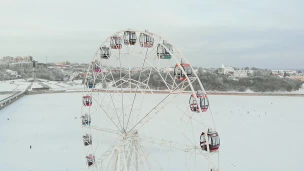 Chebeksary, Rusia - 20 de diciembre de 2018: una noria en la plaza, vista aérea de la ciudad, invierno, video aéreo — Vídeo de stock