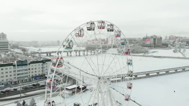 Chebeksary, Rusia - 20 decembrie 2018: o roată de feribot pe piață, vedere aeriană a orașului, iarnă, video aerian — Videoclip de stoc