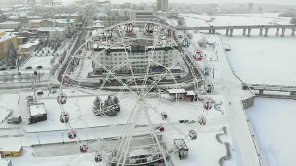 Chebeksary, Russia - 20 dicembre 2018: una ruota panoramica sulla piazza, veduta aerea della città, inverno, video aereo — Video Stock