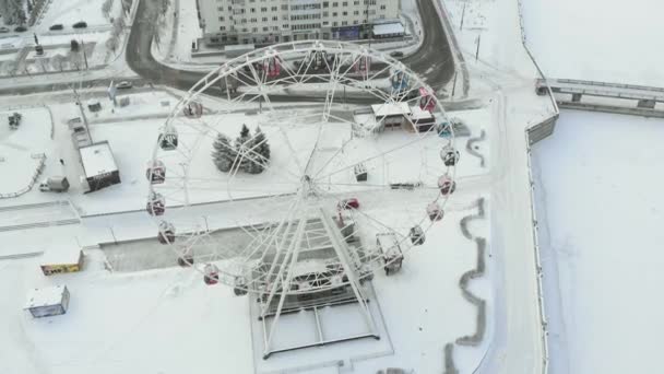 Chebeksary, Rusland - 20 December, 2018: een reuzenrad op het vierkante, Luchtfoto uitzicht op de stad, de winter, de luchtfoto video — Stockvideo