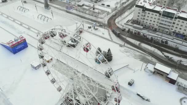 Chebeksary, Ryssland - 20 December 2018: ett pariserhjul i kvadrat, antenn vyn av staden, vinter, antenn video — Stockvideo