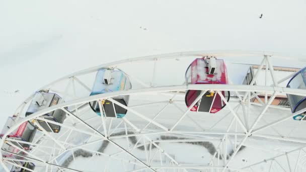 Chebeksary, Russia - December 20, 2018: a ferris wheel on the square, aerial view of the city, winter, aerial video — Stock Video