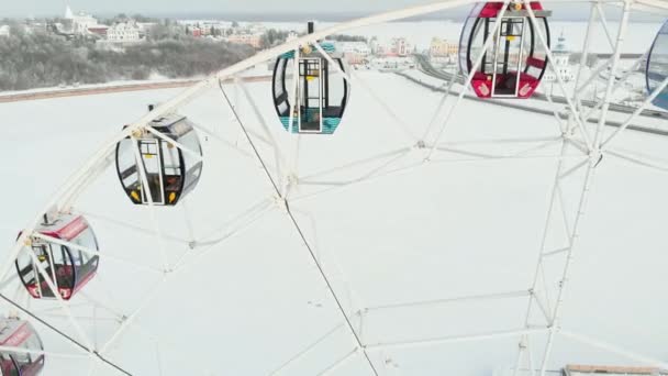 Chebeksary, Rusia - 20 de diciembre de 2018: una noria en la plaza, vista aérea de la ciudad, invierno, video aéreo — Vídeos de Stock