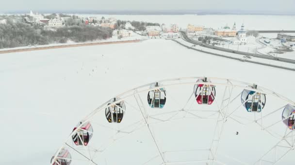 Chebeksary, Rússia - 20 de dezembro de 2018: uma roda gigante na praça, vista aérea da cidade, inverno, vídeo aéreo — Vídeo de Stock