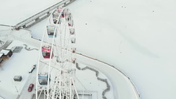 Chebeksary, Rusland - 20 December, 2018: een reuzenrad op het vierkante, Luchtfoto uitzicht op de stad, de winter, de luchtfoto video — Stockvideo