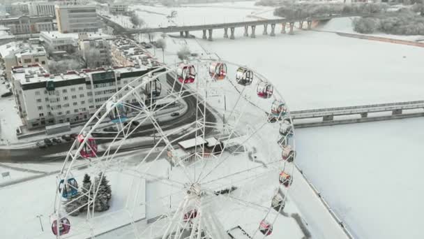 Chebeksary, Russia - 20 dicembre 2018: una ruota panoramica sulla piazza, veduta aerea della città, inverno, video aereo — Video Stock