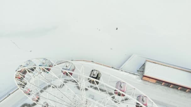 Chebeksary, Russie - 20 décembre 2018 : une grande roue sur la place, vue aérienne de la ville, hiver, vidéo aérienne — Video