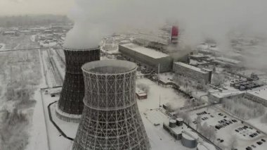 Buhar, duman boruları bir termal güç istasyonu üzerinden. Hava.