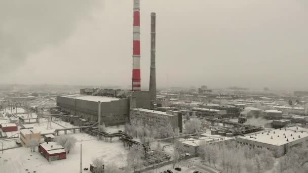 Buhar, duman boruları bir termal güç istasyonu üzerinden. Hava. — Stok video