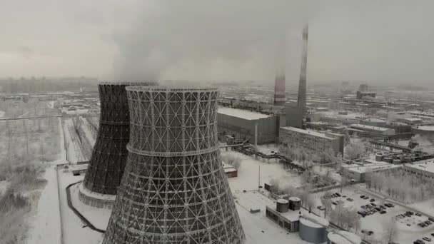 Gőz, füst csövek egy hőerőmű. Légi. — Stock videók