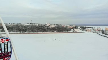 Chebeksary, Rusya - 20 Aralık 2018: şehir, kış, hava video kare, hava görünümünü üzerinde bir dönme dolap