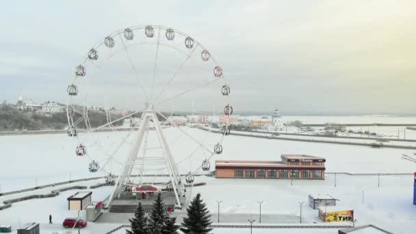 Chebeksary, Rusia - 20 de diciembre de 2018: una noria en la plaza, vista aérea de la ciudad, invierno, video aéreo — Vídeos de Stock