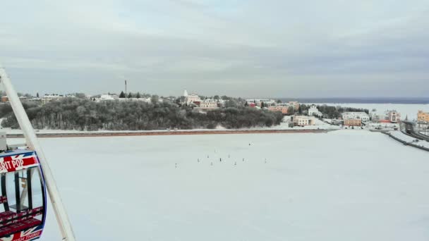 Chebeksary, Russia - 20 Desember 2018: sebuah kincir ria di alun-alun, pemandangan udara kota, musim dingin, video udara — Stok Video