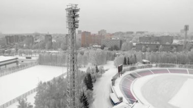 kış açık stadyum, bir kule projektör, Stadyumu arena aydınlatma, bir quadrocopter üzerinden hava fotoğrafçılığı ile