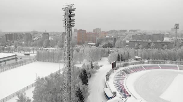 Winter Freiluftstadion Ein Turm Mit Scheinwerfern Stadionbeleuchtung Luftaufnahmen Vom Quadrocopter — Stockvideo