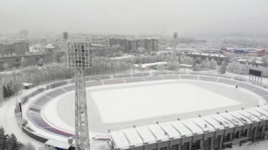 kış açık stadyum, bir kule projektör, Stadyumu arena aydınlatma, bir quadrocopter üzerinden hava fotoğrafçılığı ile
