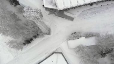 kış açık stadyum, bir kule projektör, Stadyumu arena aydınlatma, bir quadrocopter üzerinden hava fotoğrafçılığı ile