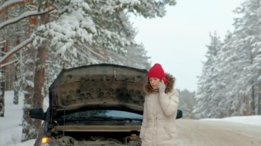 Kışın yolda saman bir araba kadınla