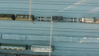 Kanash, Rusya Federasyonu - 7 Ocak 2019: Demiryolu üzerinde uçan bir lokomotif ve vagon ile izler. Kış. Hava, helikopter çekimi